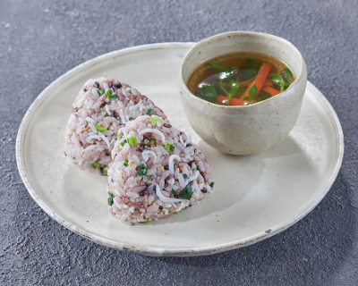 ビタミン・ミネラルを多く含む雑穀ご飯に、鉄やカルシウムが豊富な小松菜、たんぱく質たっぷりのしらすを混ぜこんで手軽に食べられるおにぎりに。体を温めるしょうがスープを組み合わせて代謝アップ。