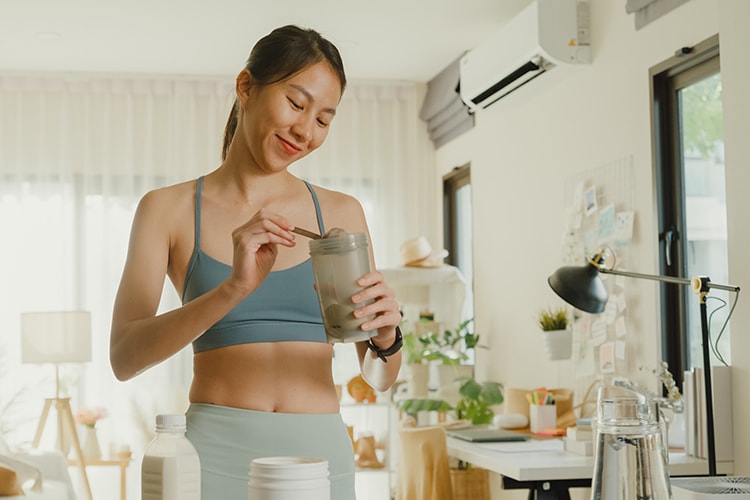 プロテインは1日何回飲むのが正解？自分にベストな摂取量・回数の計算方法