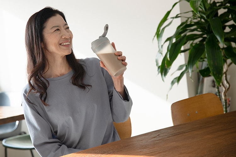 プロテインはお湯に溶かしても良い？効果への影響や注意点を解説