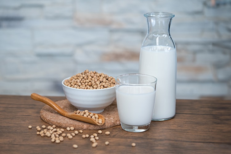 プロテインは豆乳で割っても良い？メリットやデメリット、注意点を解説